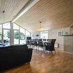 Pet Friendly In With Kitchen