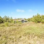 Pet Friendly In With Kitchen *