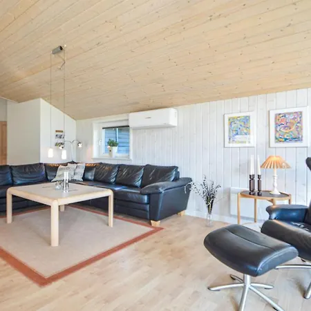 Pet Friendly In With Kitchen Holiday home